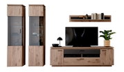 Wandmeubelset in eikenlook met twee hoge vitrinekasten met getint glas, een tv-lowboard met zwarte accenten en een wandplank, afgebeeld vanaf de voorkant tegen een witte achtergrond