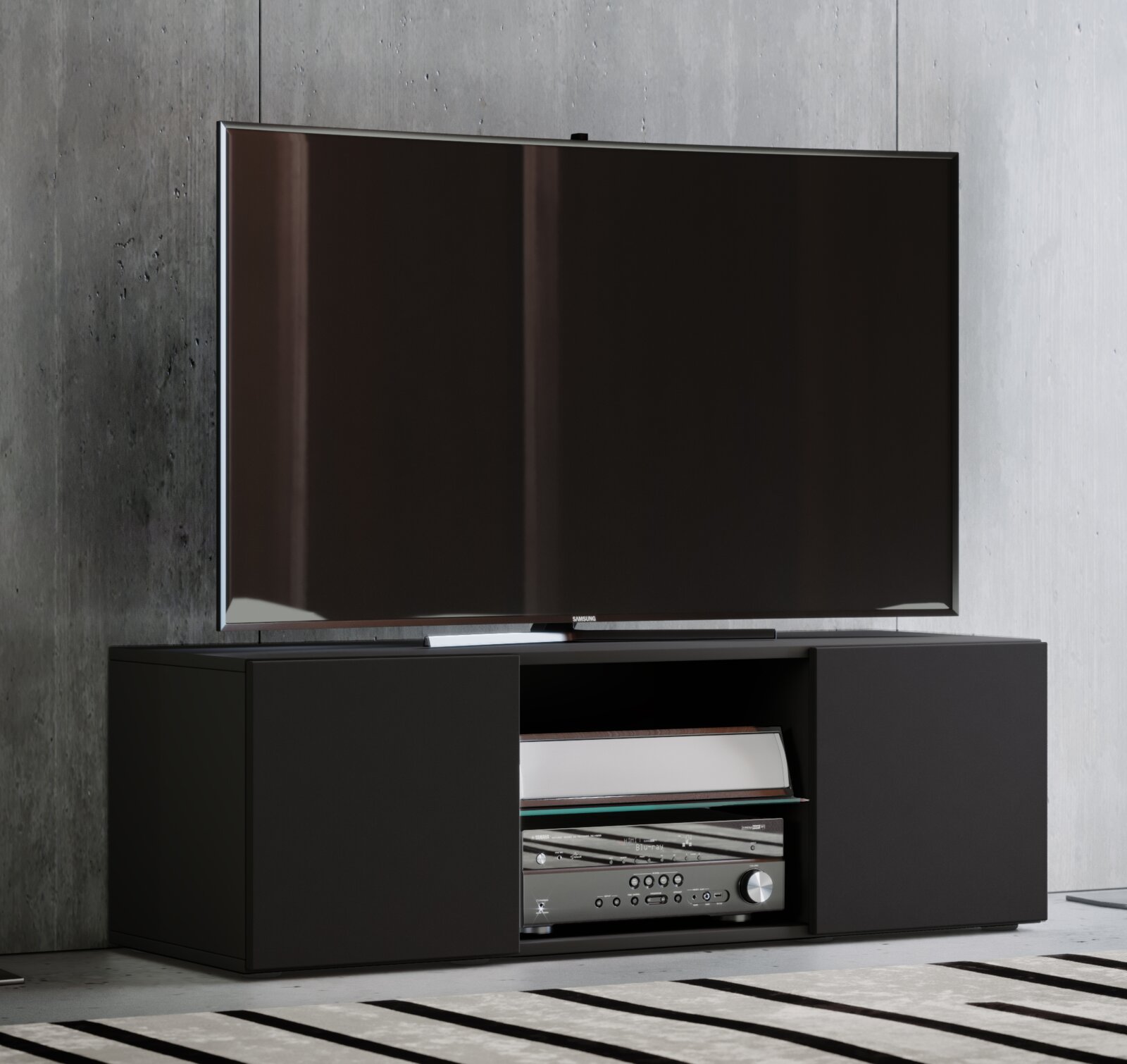 Schwarzes TV-Lowboard mit Schiebetüren und offenem Mittelfach, darauf ein Flachbildfernseher; frontale Ansicht auf Augenhöhe im modernen Wohnraum