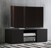 Schwarzes TV-Lowboard mit Schiebetüren und offenem Mittelfach, darauf ein Flachbildfernseher; frontale Ansicht auf Augenhöhe im modernen Wohnraum