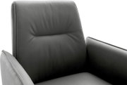 Close-up vanuit vooraanzicht van een moderne grijze fauteuil met hoge, zacht gevoerde rugleuning, subtiele stiknaden en comfortabele armleuningen.