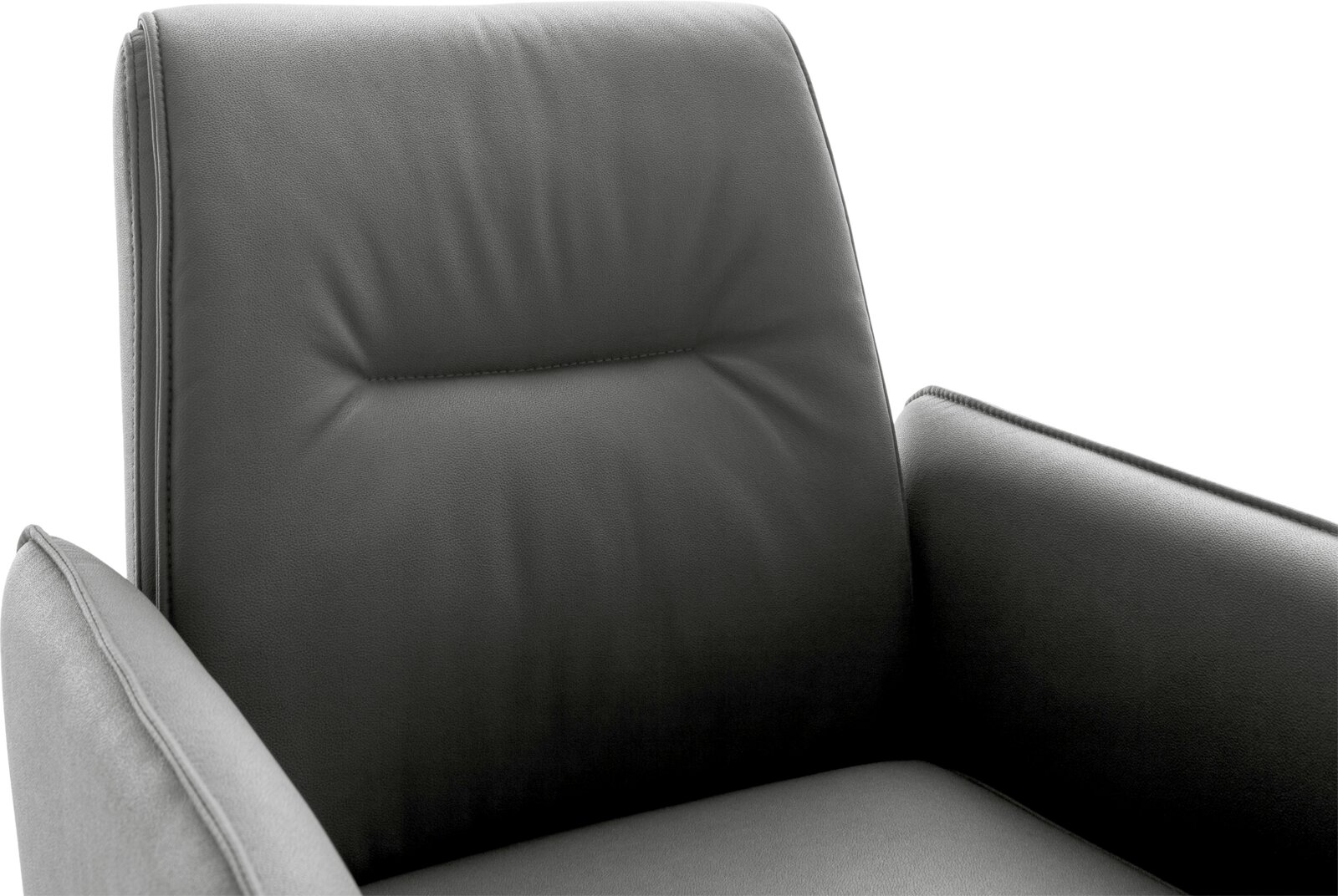 Close-up vanuit vooraanzicht van een moderne grijze fauteuil met hoge, zacht gevoerde rugleuning, subtiele stiknaden en comfortabele armleuningen.