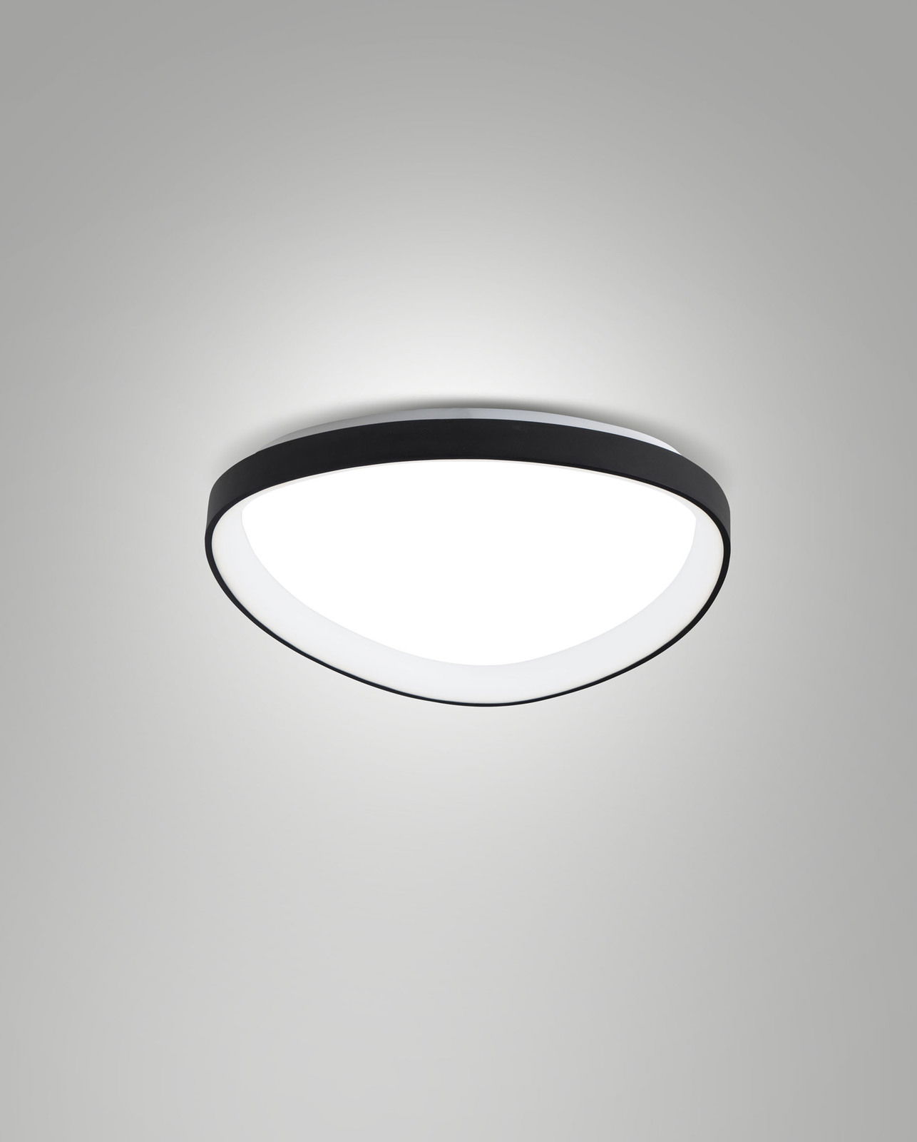 Moderne LED-Deckenleuchte Fabas Luce QUIRK in schwarzem Rahmen, von unten betrachtet.