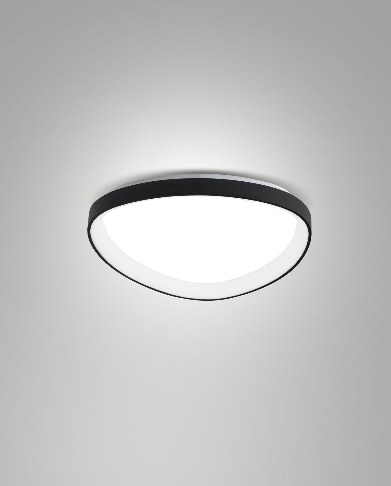 Moderne LED-Deckenleuchte Fabas Luce QUIRK in schwarzem Rahmen, von unten betrachtet.