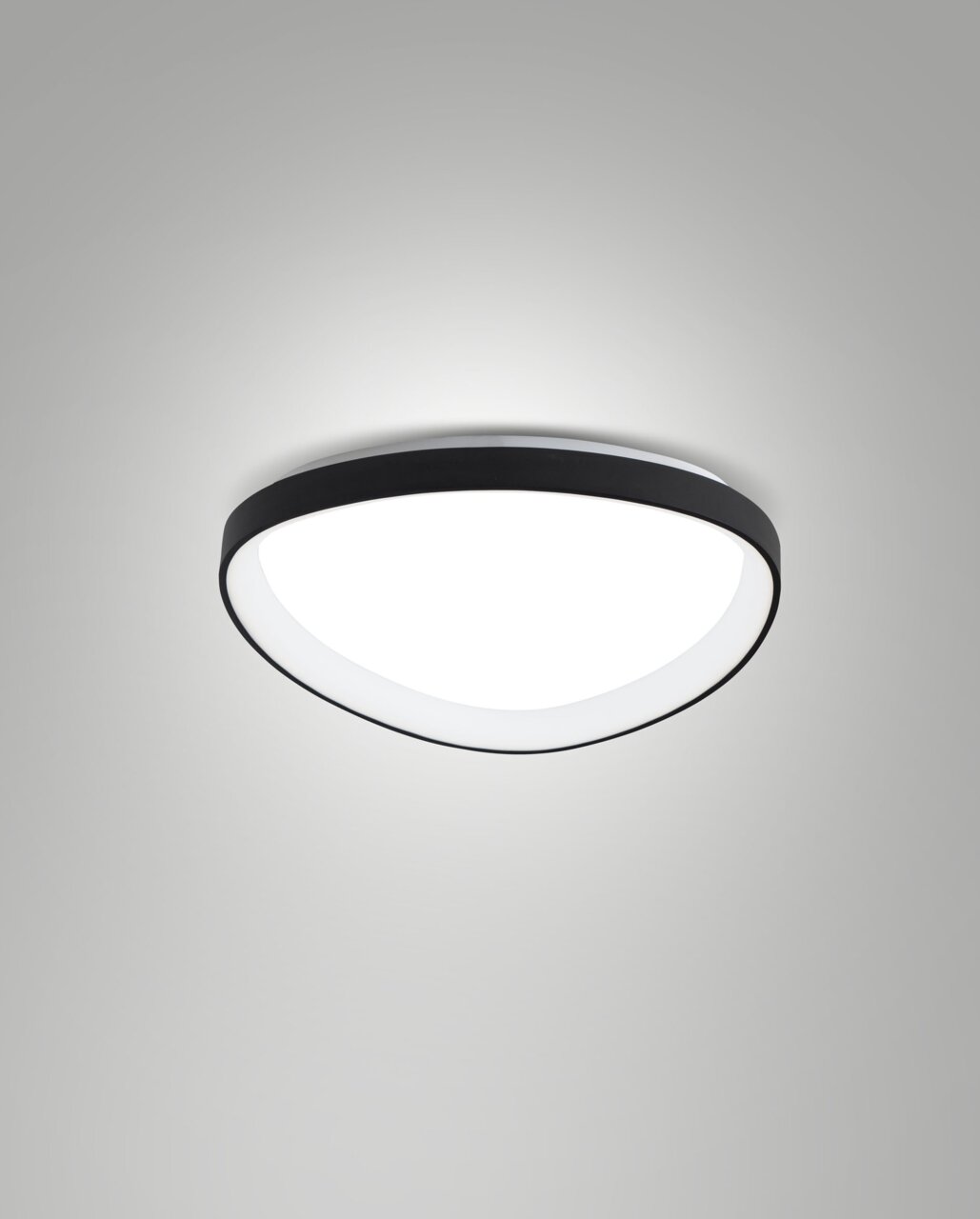 Moderne LED-Deckenleuchte Fabas Luce QUIRK in schwarzem Rahmen, von unten betrachtet.