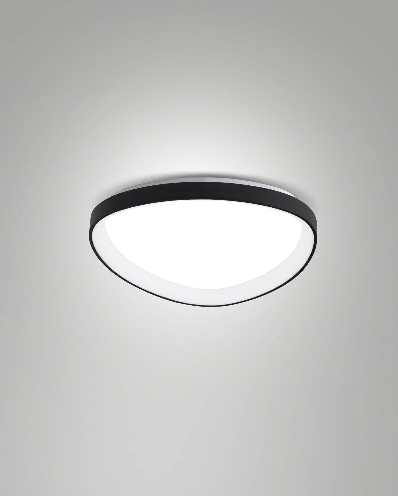 Moderne LED-Deckenleuchte Fabas Luce QUIRK in schwarzem Rahmen, von unten betrachtet.
