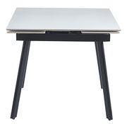 Moderner Esstisch mit weißer Tischplatte und schwarzen Beinen, Frontalansicht.