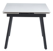 Moderner Esstisch mit weißer Tischplatte und schwarzen Beinen, Frontalansicht.