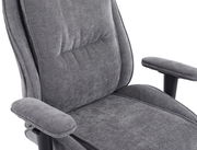 Grauer Homeoffice-Drehstuhl mit gepolsterten Armlehnen und Rückenlehne, seitliche Perspektive