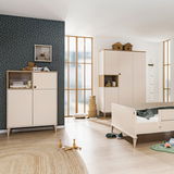 Helles Highboard in einem Kinderzimmer, frontal betrachtet, mit Spielzeug und Dekorationen.