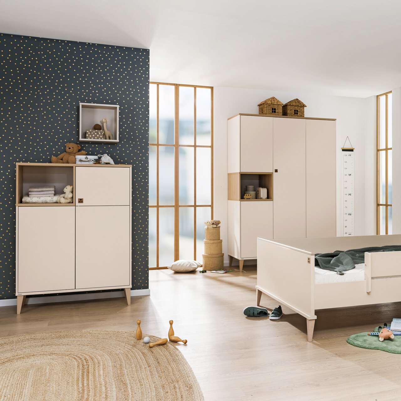 Helles Highboard in einem Kinderzimmer, frontal betrachtet, mit Spielzeug und Dekorationen.