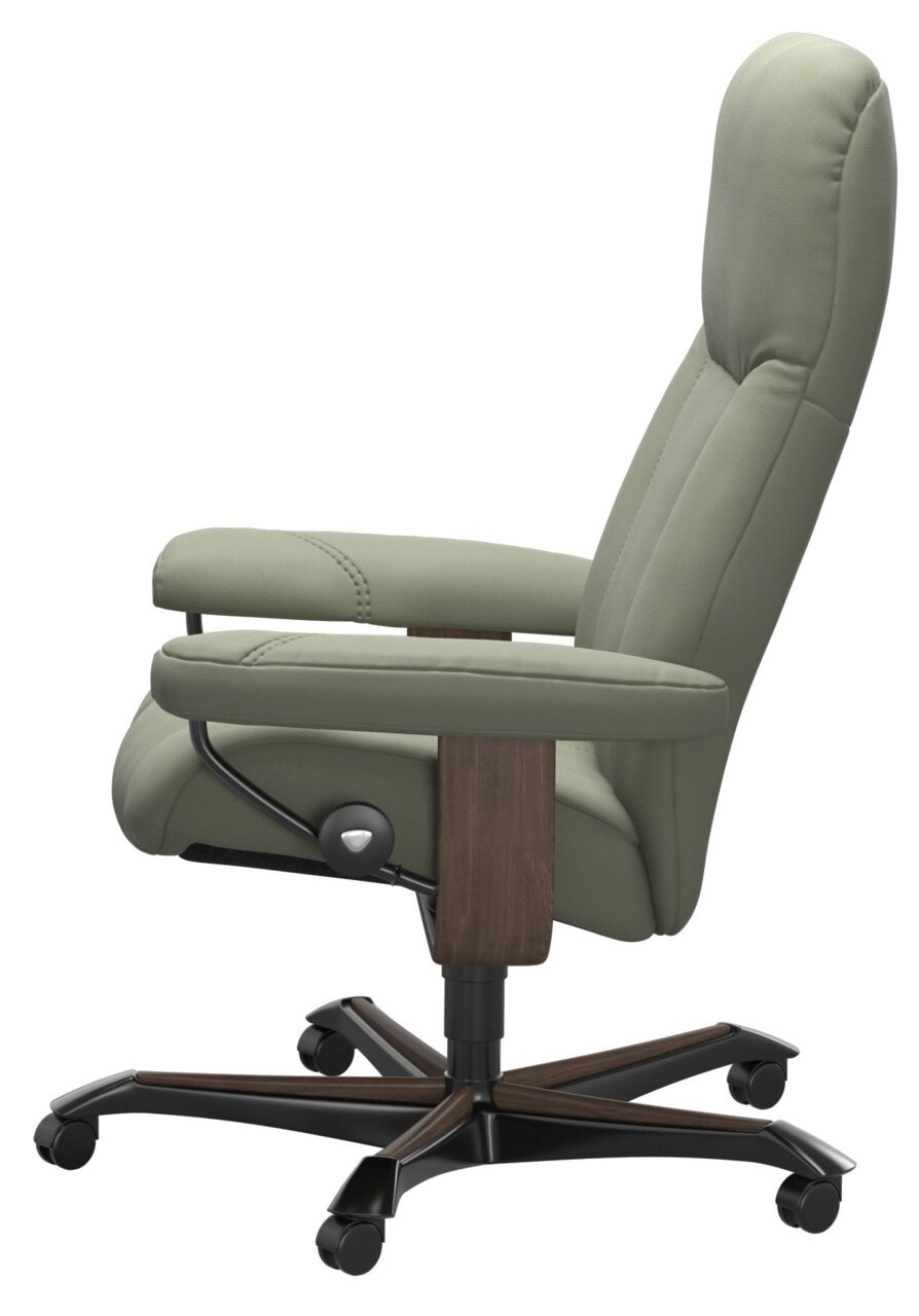 Seitenansicht eines grünen Chefsessels mit Holz- und Metallakzenten auf Rollen.