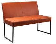 Moderne Bank mit braunem Lederbezug und schwarzem Metallgestell, seitliche Perspektive