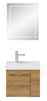 Frontale Ansicht eines modernen Badezimmersets mit beleuchtetem Spiegel und Waschbeckenunterschrank in Holzoptik.