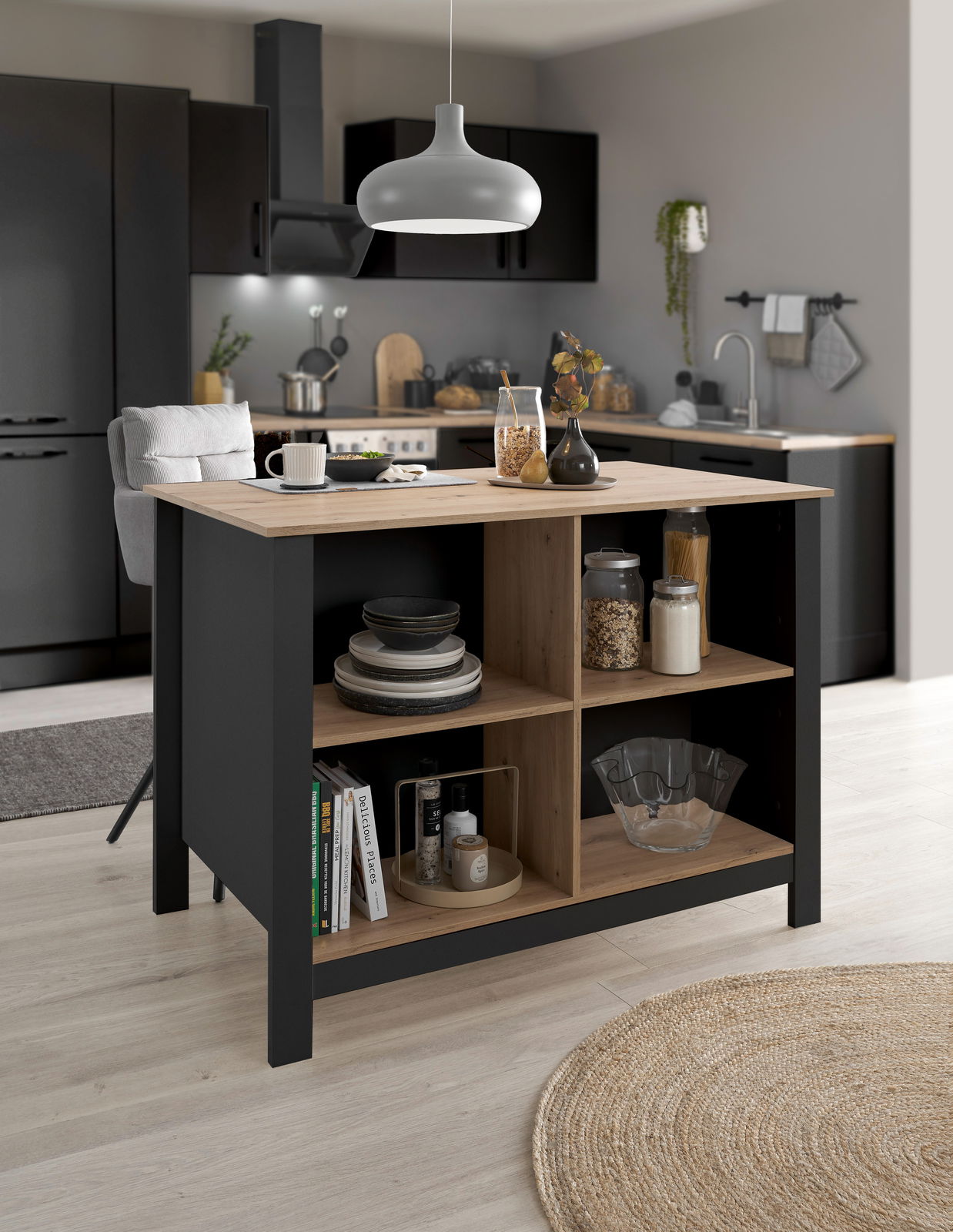 Moderne Kücheninsel mit schwarzem Rahmen und Holzregalen, frontal betrachtet, in einer stilvollen Küche mit Hängelampe.