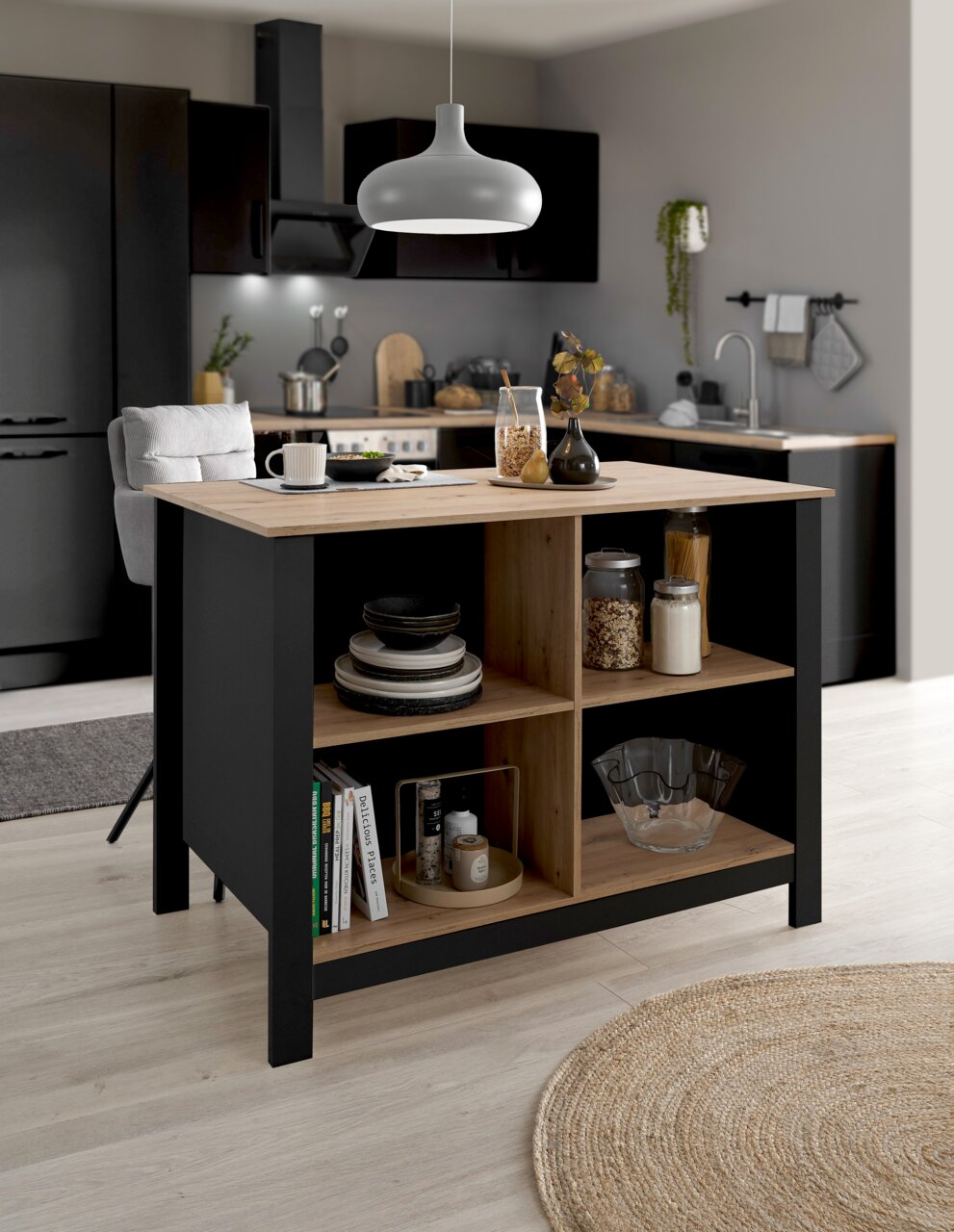 Modern keukeneiland met zwart frame en houten planken, gezien vanaf de voorkant, in een stijlvolle keuken met een hanglamp.