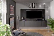 Modernes Wohnzimmer mit grauem Dekopaneel-Set hinter einem großen Fernseher, seitliche Perspektive.