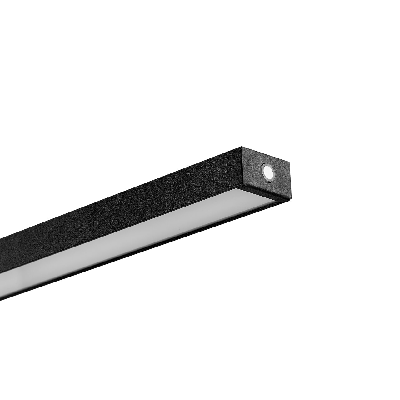 Zwarte, slanke led-lichtstrip met een opale diffusor en ronde eindkap, in een schuine close-up vanuit zijdelingse hoek tegen een witte achtergrond