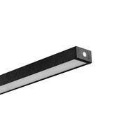 Zwarte, slanke led-lichtstrip met een opale diffusor en ronde eindkap, in een schuine close-up vanuit zijdelingse hoek tegen een witte achtergrond