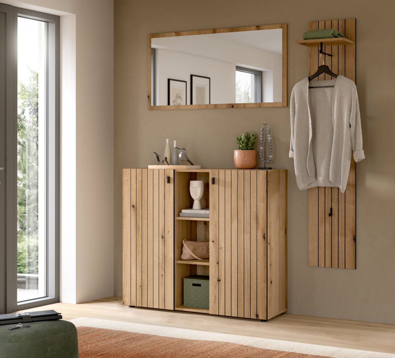 MID.YOU Garderobenkombination STATION Flur-Set aus hellem Holz mit Sideboard in Lamellenoptik, Wandspiegel im Holzrahmen und Garderobenpaneel mit Ablage und Kleiderbügel, frontal aus leicht seitlicher Perspektive fotografiert