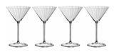 Vier elegante Martinigläser aus klarem Glas, frontal nebeneinander aufgereiht, mit schlanken Stielen und breiten Kelchen.