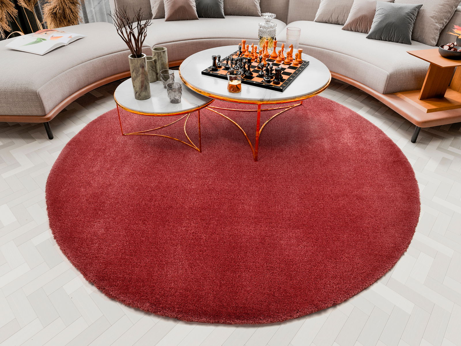 Runder roter Teppich Soft Dream ca. 120cm im Wohnzimmer, von oben betrachtet, mit modernem Couchtisch und Sofa.
