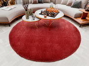 Runder roter Teppich Soft Dream ca. 120cm im Wohnzimmer, von oben betrachtet, mit modernem Couchtisch und Sofa.