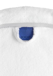 Nahaufnahme eines weißen Schalkragens mit blauem Etikett von JOOP! in Vorderansicht.