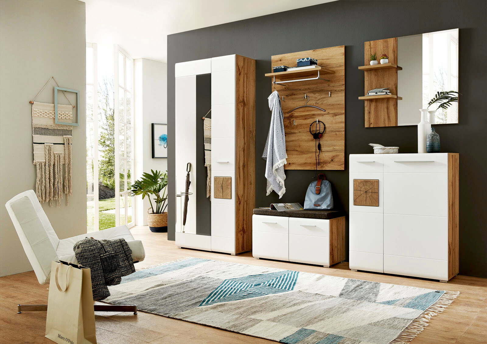 Moderne Garderobeneinrichtung mit weißem und holzfarbenem Design, bestehend aus Garderobenschrank, Schuhschrank, Garderobenpaneel, Spiegel und Bank. Perspektive: Frontalansicht.