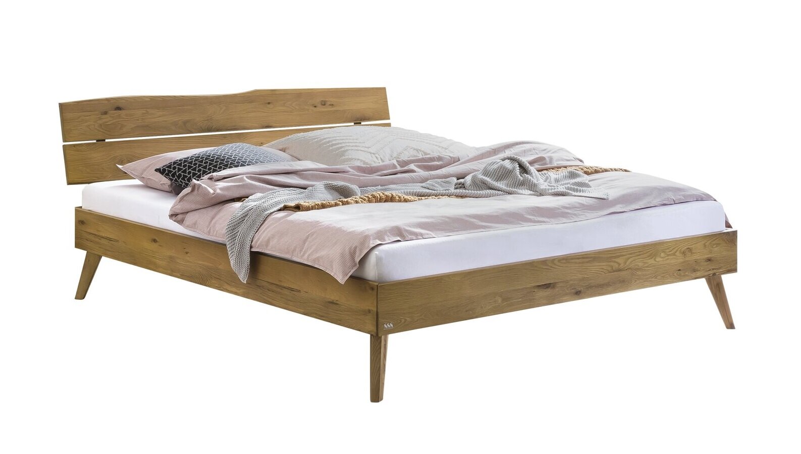 Houten bedframe met hoofdeinde, zijaanzicht, met beddengoed in neutrale tinten.