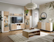 Modernes Wohnzimmer mit hellem Wandboard über einem Fernseher, umgeben von stilvollen Holz- und Weißtönen, aus der Frontalperspektive.