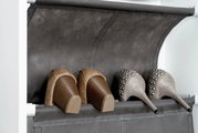 Schuhschrank mit zwei Paar High Heels, seitliche Perspektive