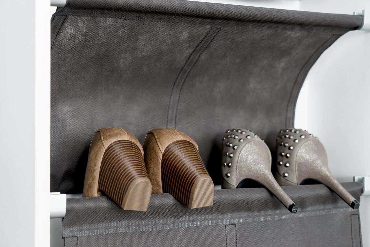 Schuhschrank mit zwei Paar High Heels, seitliche Perspektive