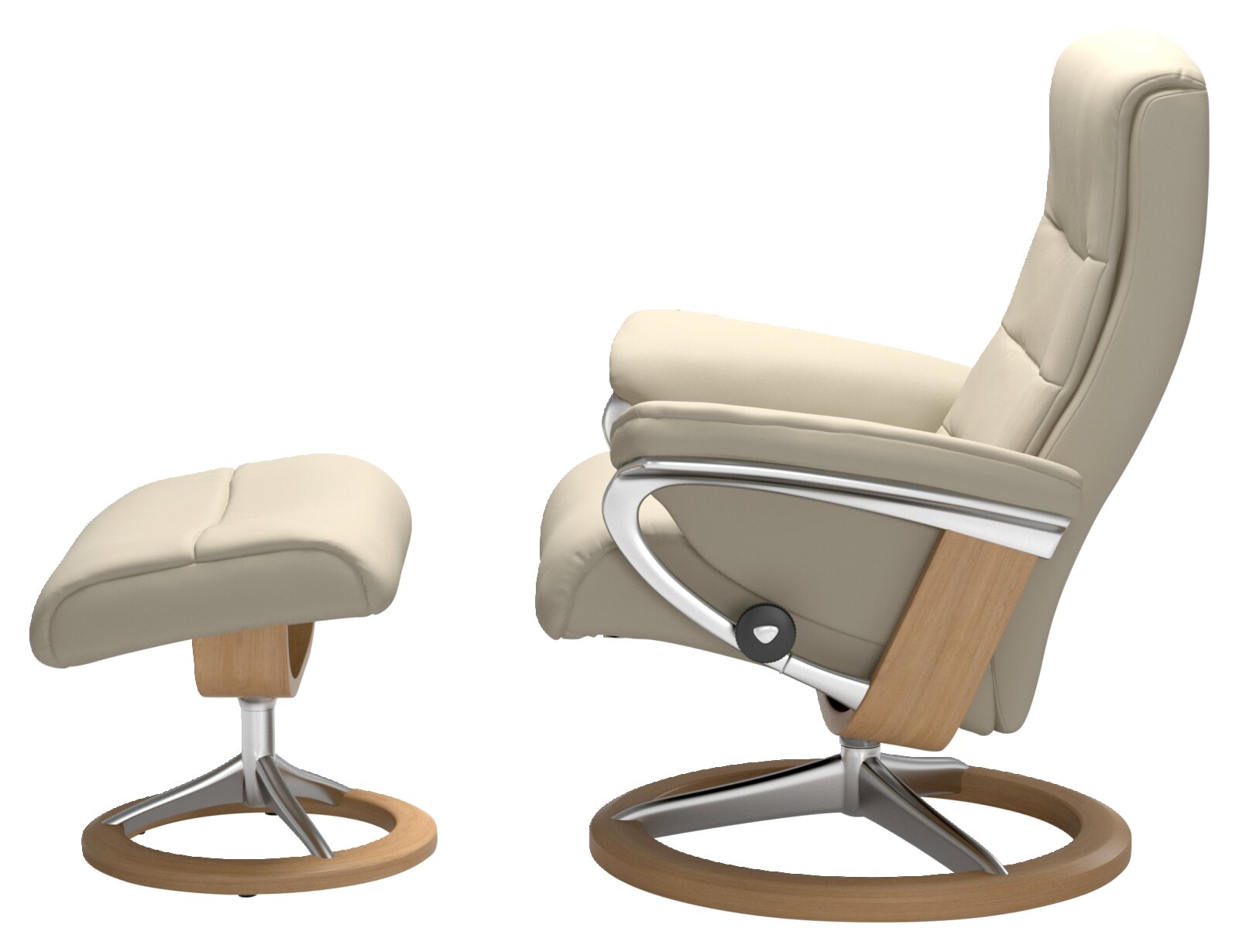 Zijaanzicht van een beige fauteuil met bijpassende poef, beide met een frame van hout en metaal.