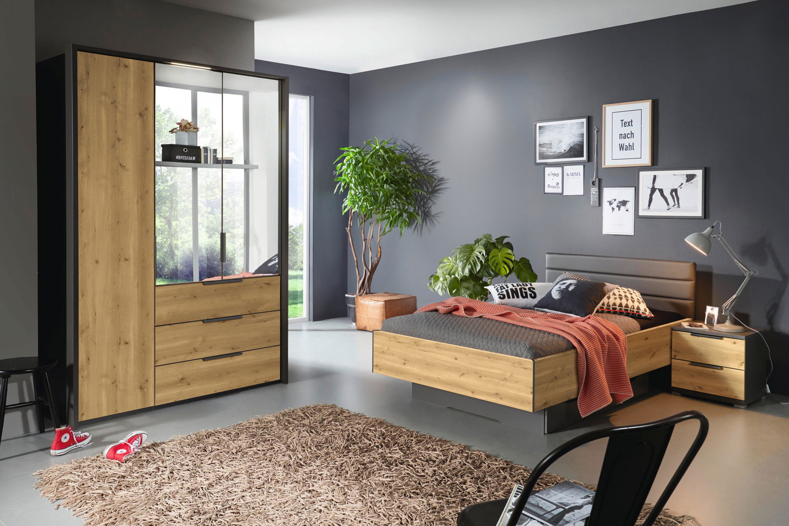 Modernes Jugendzimmer mit Holzschrank, Bett und Nachttisch in einer stilvollen, grauen Umgebung. Perspektive von vorne links.