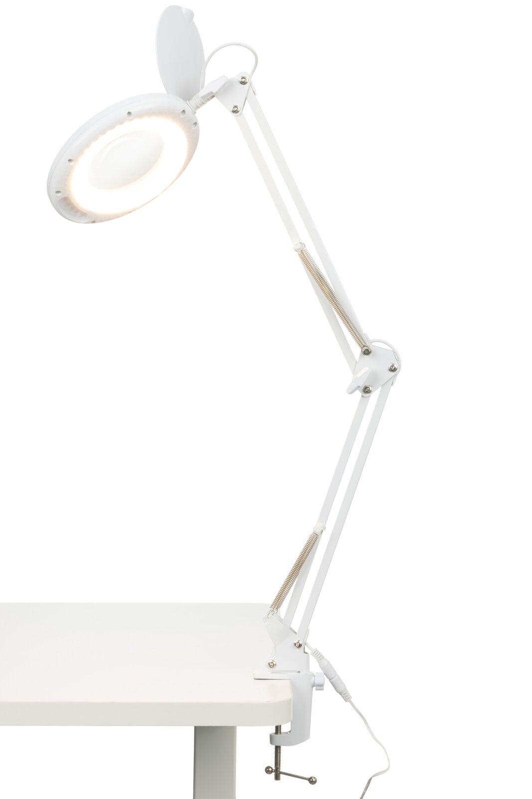 Weiße Schreibtischleuchte mit verstellbarem Arm, seitliche Perspektive, auf einem Tisch montiert.