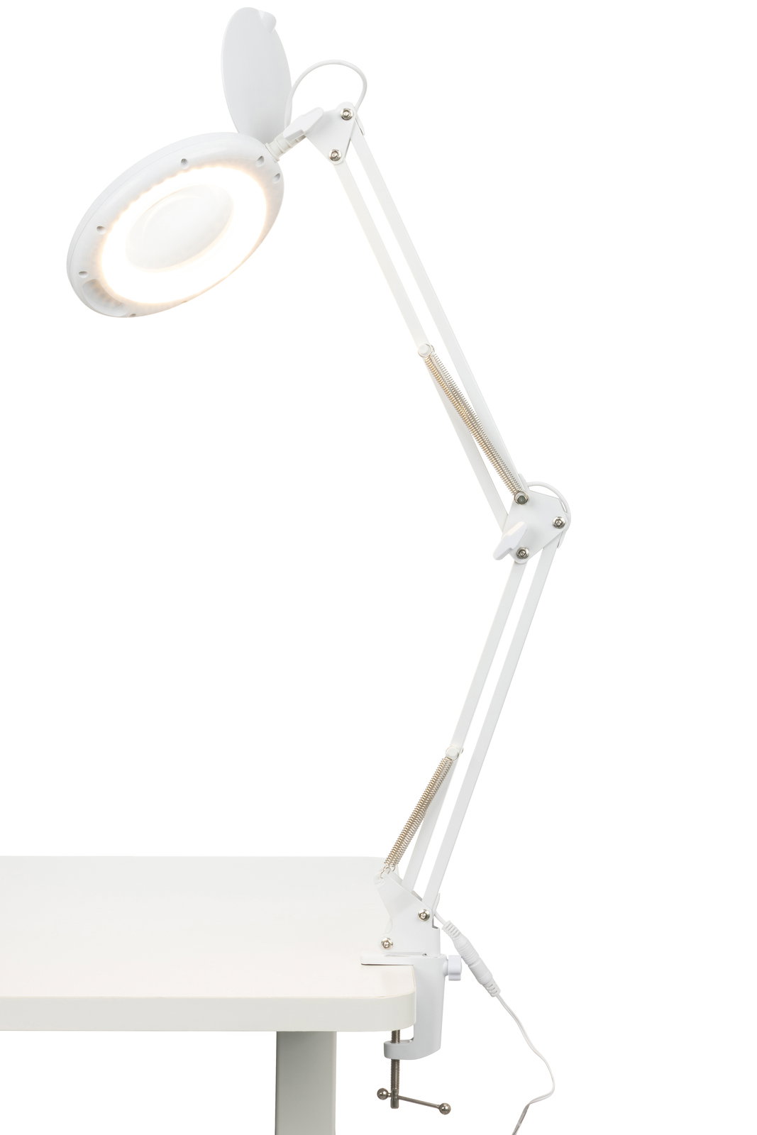 Weiße Schreibtischleuchte mit verstellbarem Arm, seitliche Perspektive, auf einem Tisch montiert.