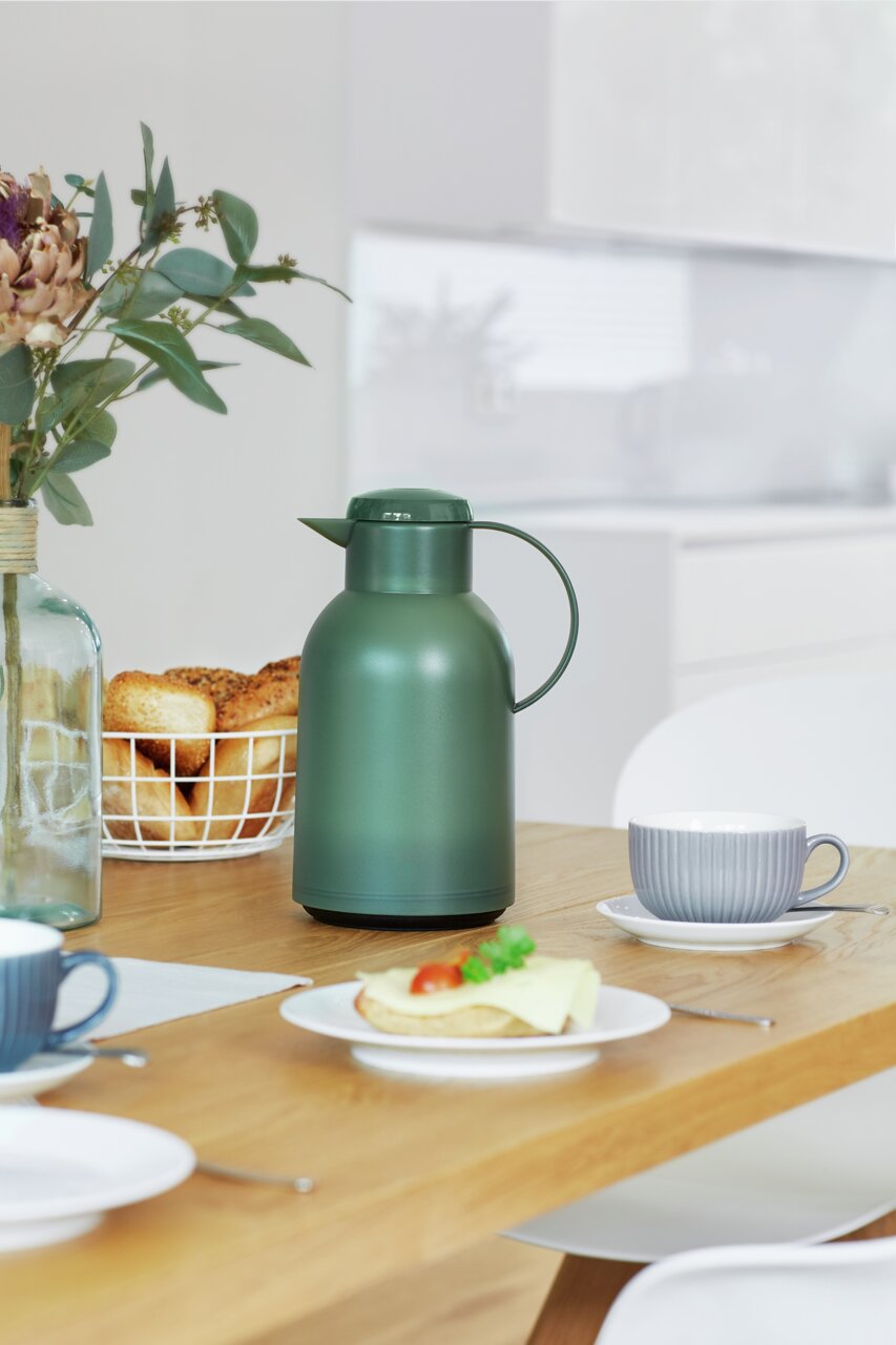 Groene thermoskan SAMBA 1,5 l op een gedekte tafel, zijaanzicht
