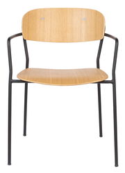 Frontale Ansicht eines Armlehnenstuhls mit Holzsitzfläche und Rückenlehne, sowie schwarzen Metallbeinen und Armlehnen.