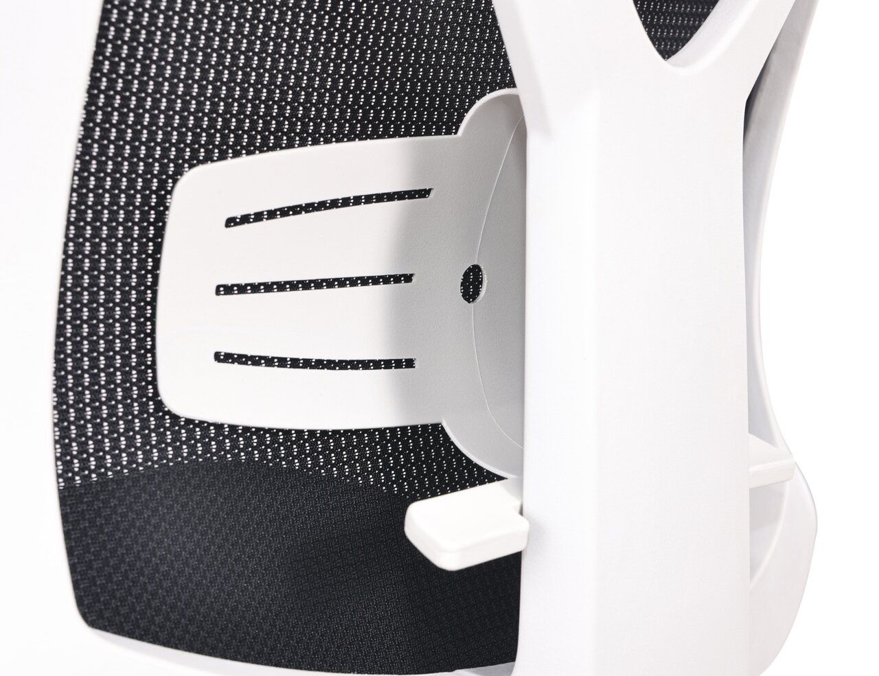 Nahaufnahme der Rückenlehne eines weißen Drehstuhls mit schwarzem Netzstoff, seitliche Perspektive