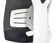 Nahaufnahme der Rückenlehne eines weißen Drehstuhls mit schwarzem Netzstoff, seitliche Perspektive