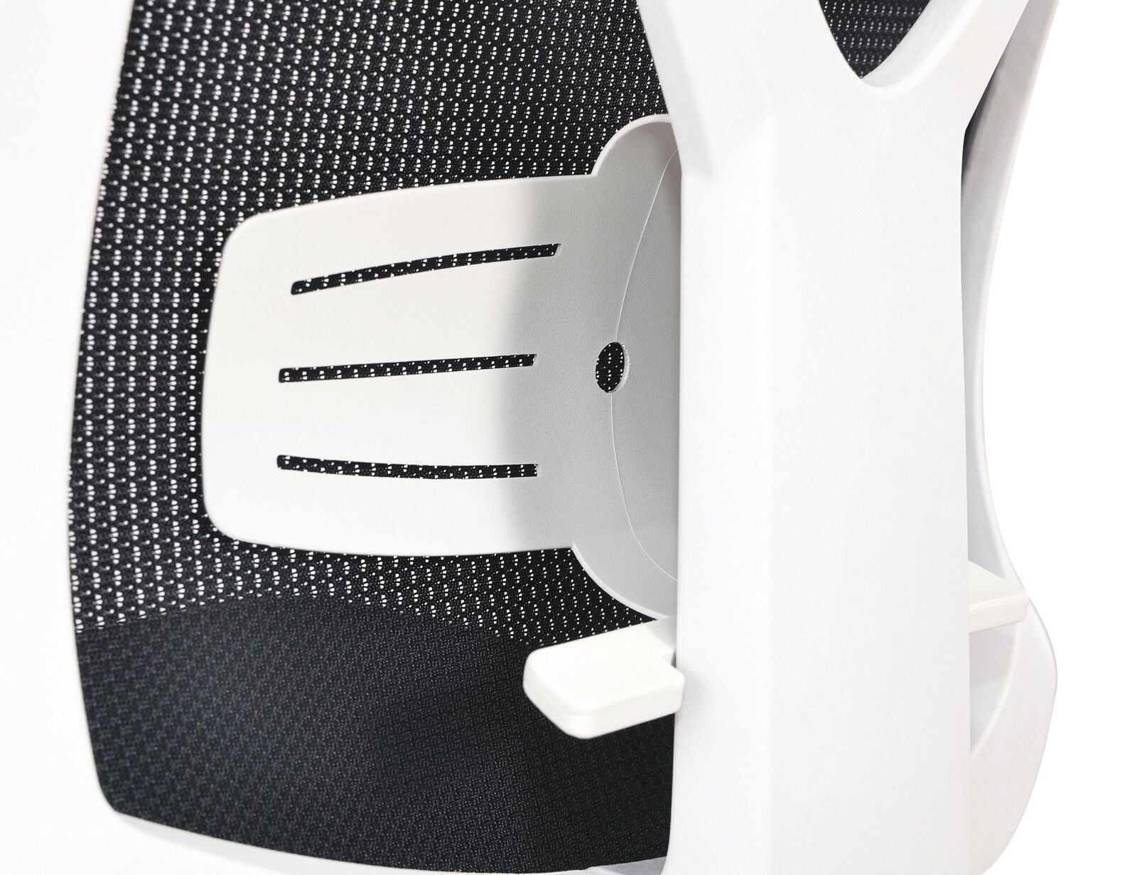 Nahaufnahme der Rückenlehne eines weißen Drehstuhls mit schwarzem Netzstoff, seitliche Perspektive