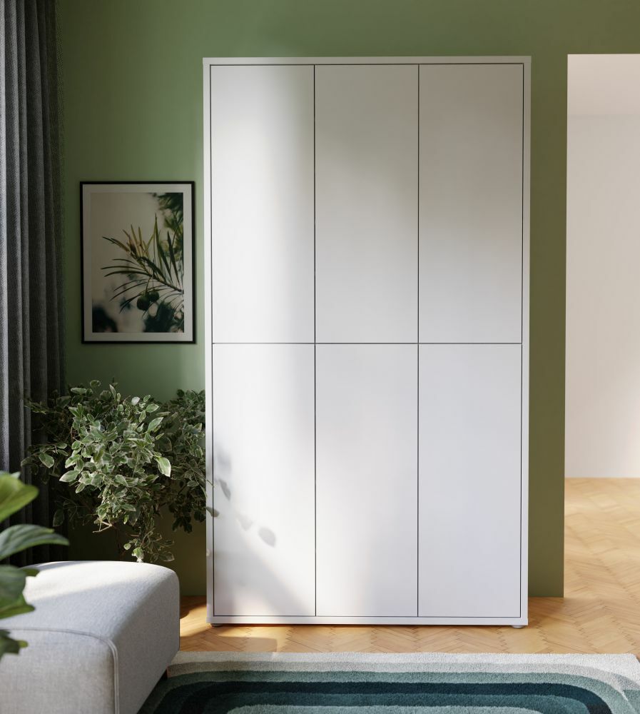 Moderner, weißer XXL-Schuhschrank mit sechs Türen, frontal fotografiert, in einem stilvoll eingerichteten Raum mit grüner Wand und Pflanzen.