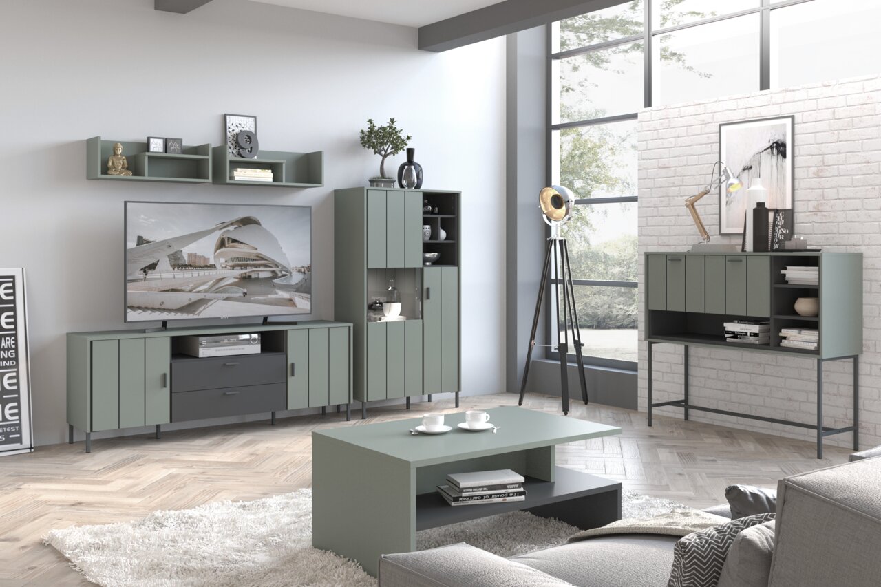 Moderne Wohnzimmermöbel in einem hellen Raum mit großen Fenstern, bestehend aus einer Highboardvitrine, einem TV-Schrank und einem Couchtisch in graugrünem Design. Perspektive von vorne.