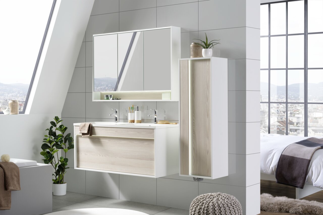 Moderner Spiegelschrank in einem stilvollen Badezimmer, seitliche Perspektive.