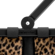 Nahaufnahme in Frontalansicht eines schwarzen reisenthel-Griffs mit Druckknopf und Klettverschluss an einer Tasche im Leopardenmuster
