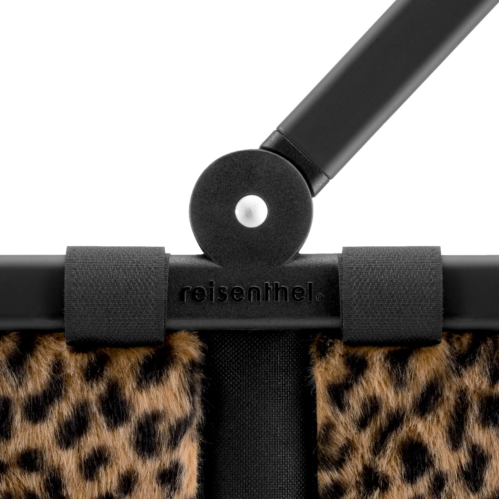 Nahaufnahme in Frontalansicht eines schwarzen reisenthel-Griffs mit Druckknopf und Klettverschluss an einer Tasche im Leopardenmuster