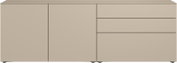 Beiges Sideboard mit glatten Fronten, links und mittig je eine Tür und rechts drei Schubladen, frontale Ansicht.
