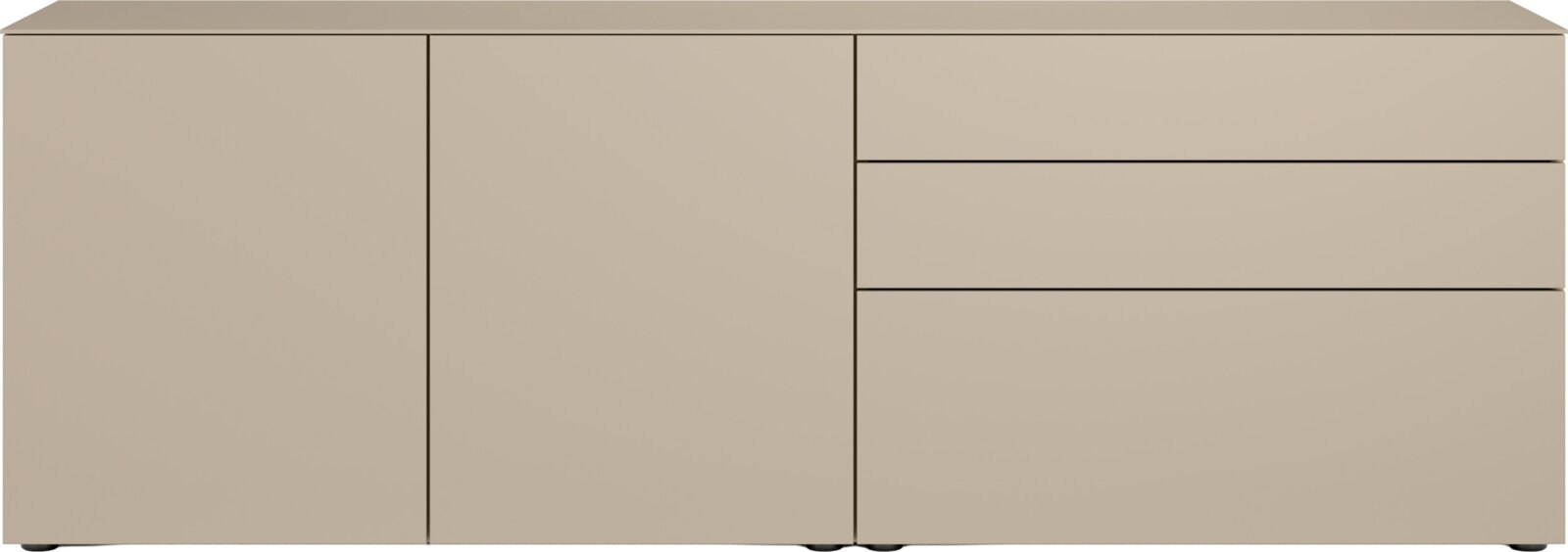 Beiges Sideboard mit glatten Fronten, links und mittig je eine Tür und rechts drei Schubladen, frontale Ansicht.