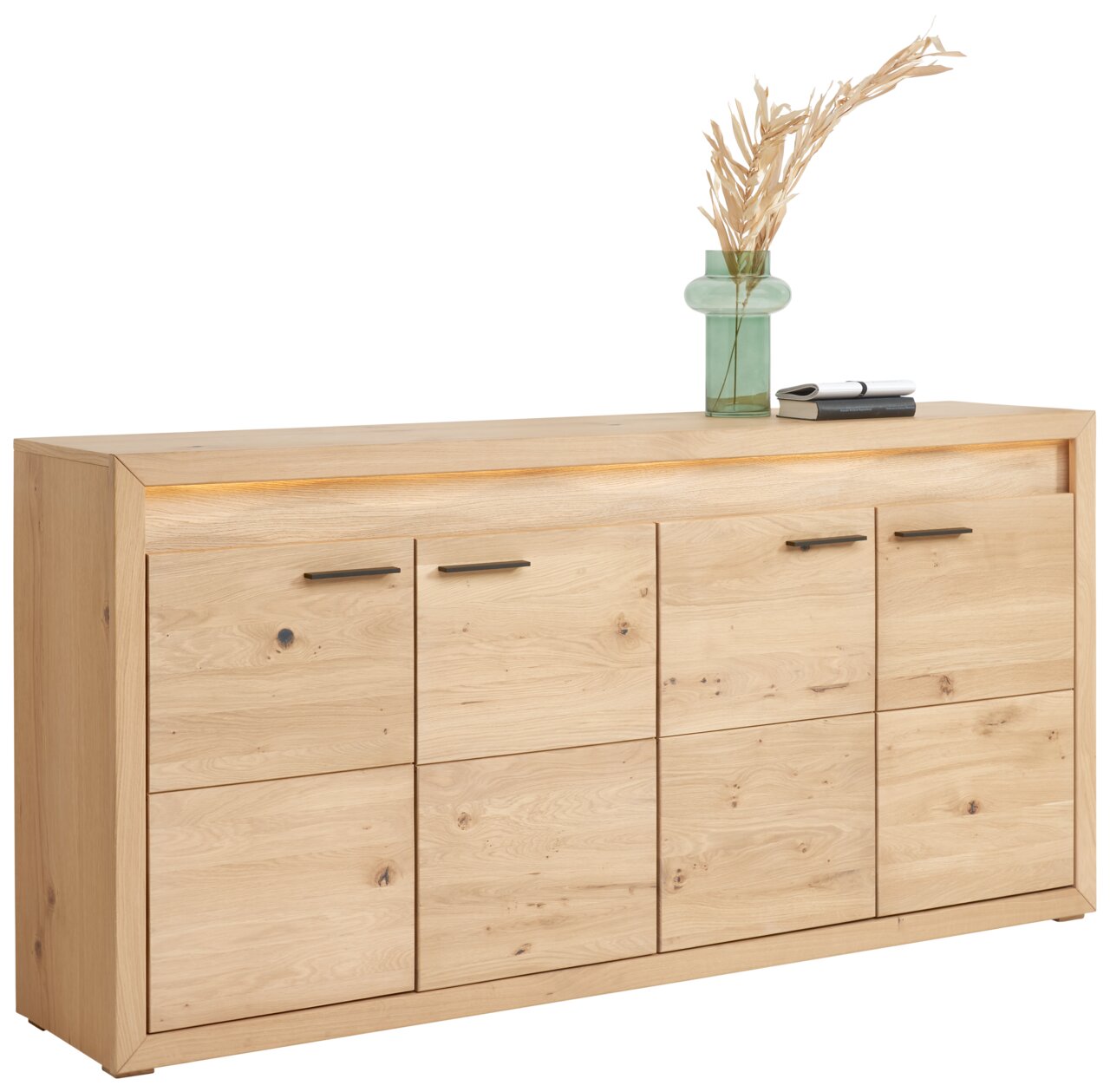 Linea Natura Dressoir CLEVELAND Holz-Sideboard mit sechs Türen, dekoriert mit einer Vase und Büchern, seitliche Perspektive