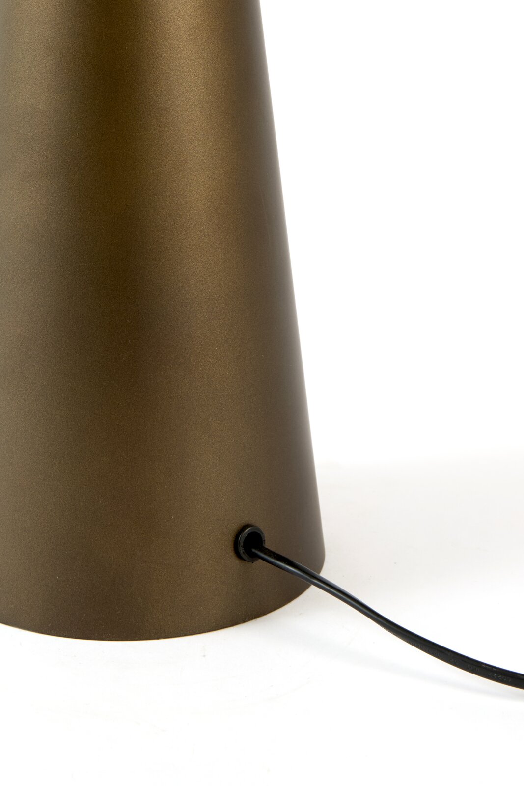 Nahaufnahme der Rückseite eines konischen, bronzefarbenen Leuchtenfußes mit schwarzem Netzkabel vor weißem Hintergrund